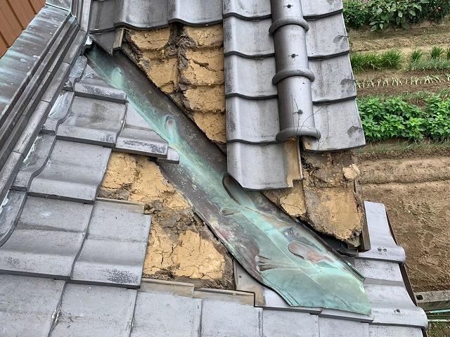 既存の谷板金を解体